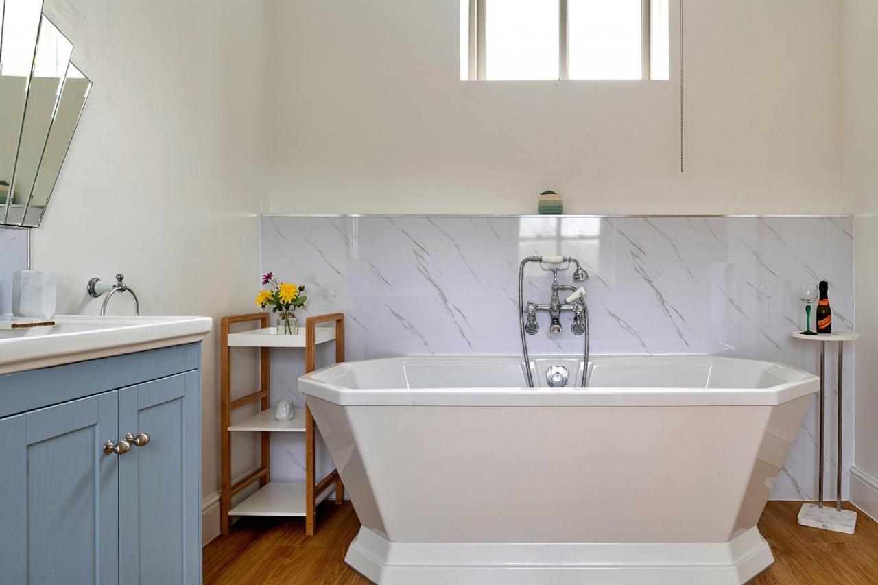 Finest Retreats - Moelis Granary - Luxury Cottage With Hot Tub Llandrillo Eksteriør bilde